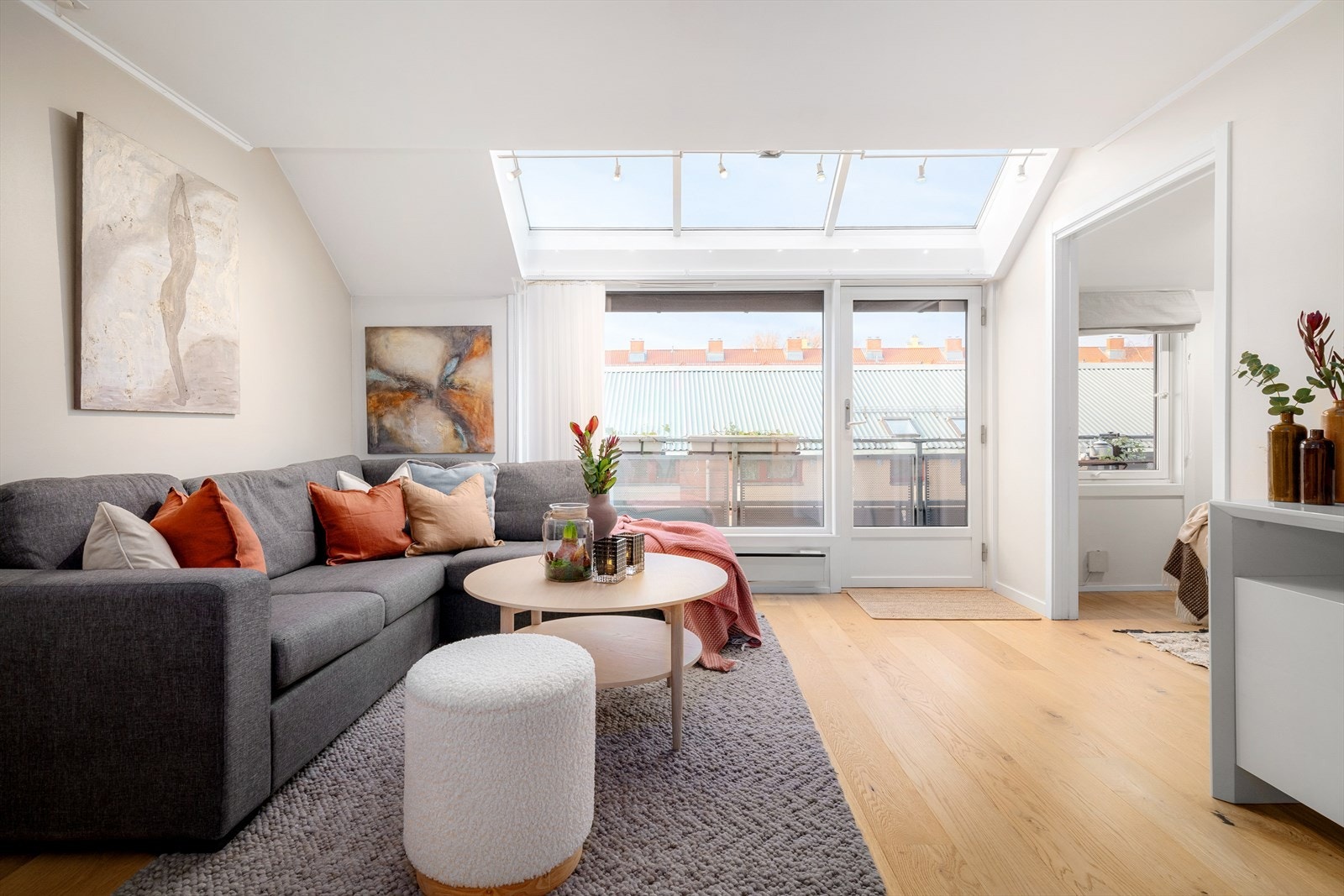 Sofagruppen finner sin naturlige plassering i det ene hjørnet av rommet. Galleribilde