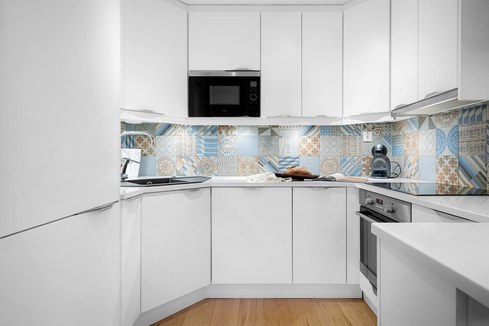 Det er integrert komfyr med induksjon platetopp, mikrobølgeovn, oppvaskmaskin og kjøl/frys. Stoppekraner og Aquastop er montert på kaldt- og varmtvannsinntak i benkeskap. Galleribilde