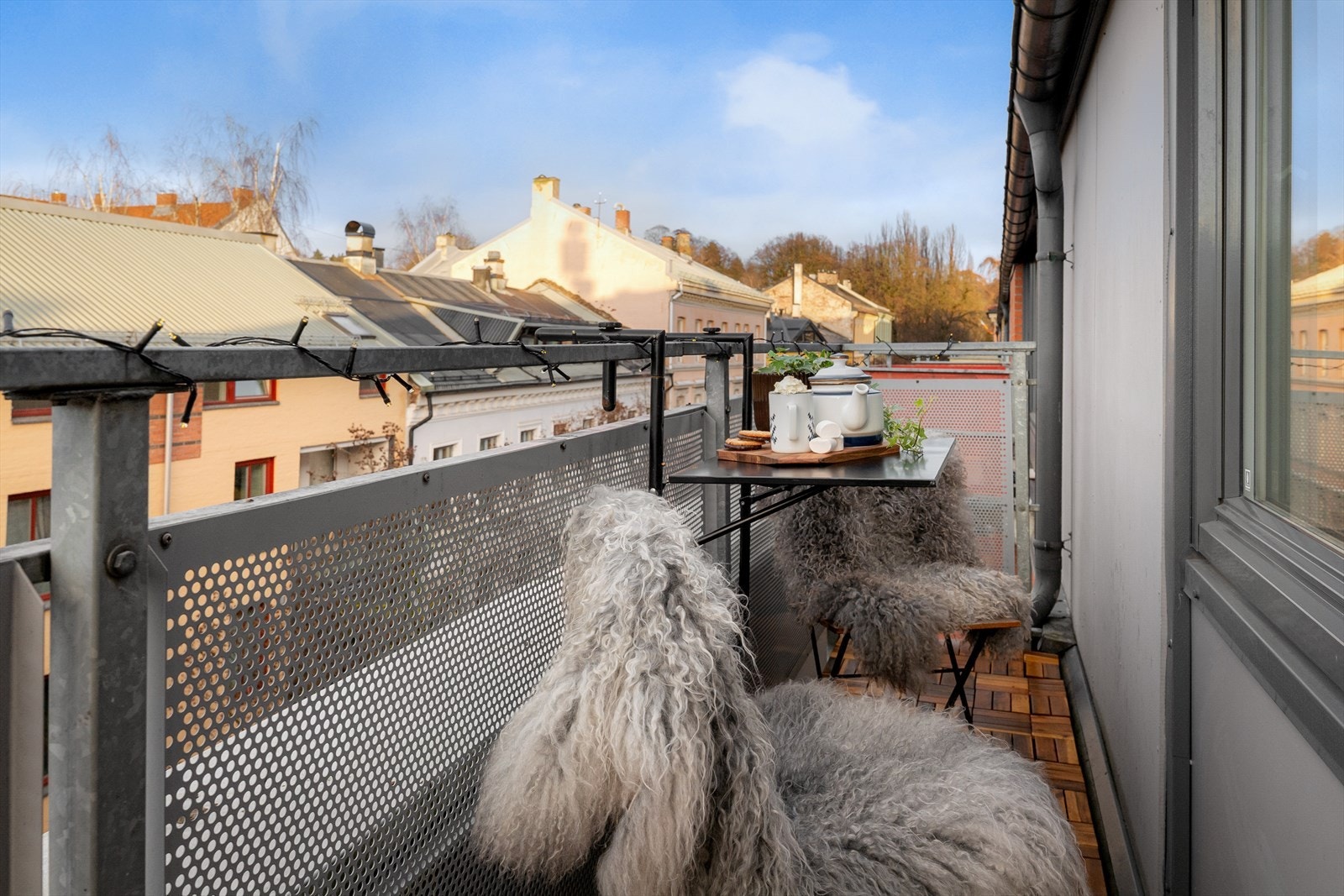 På sommerstid blir den langstrakte balkongen en herlig forlengelse av leiligheten. Solen kan nytes fra ca kl. 15-16 og utover kvelden i sommerhalvåret. Galleribilde