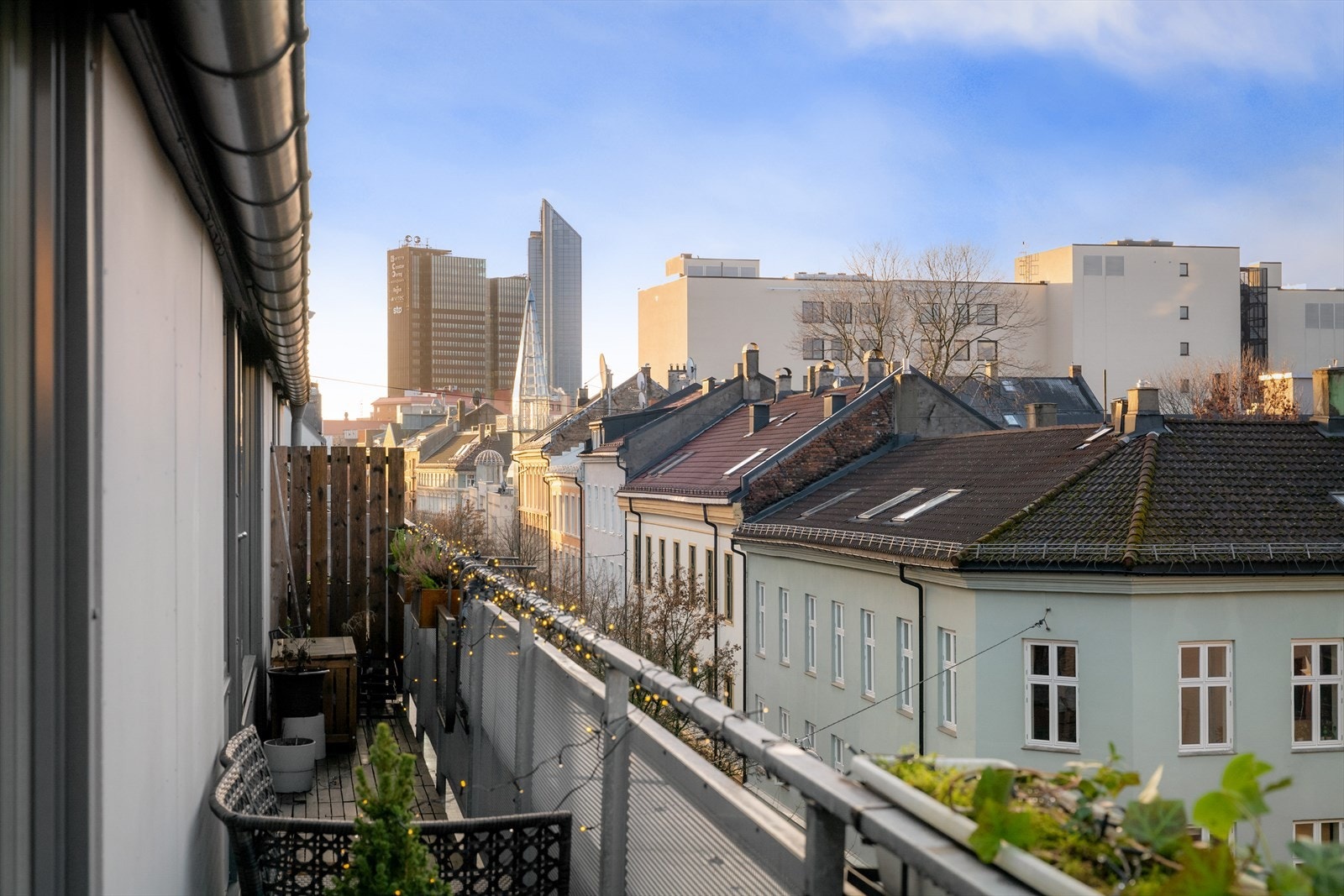 Her bor du høyt og fritt på toppen i en rolig gate - Nesten vegg i vegg med Botanisk hage. Galleribilde