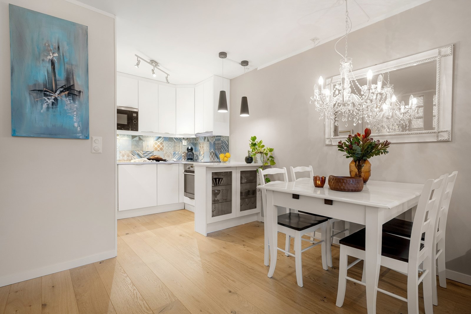 Kjøkkenet ligger behagelig tilbaketrukket i en nisje av stuen. Galleribilde