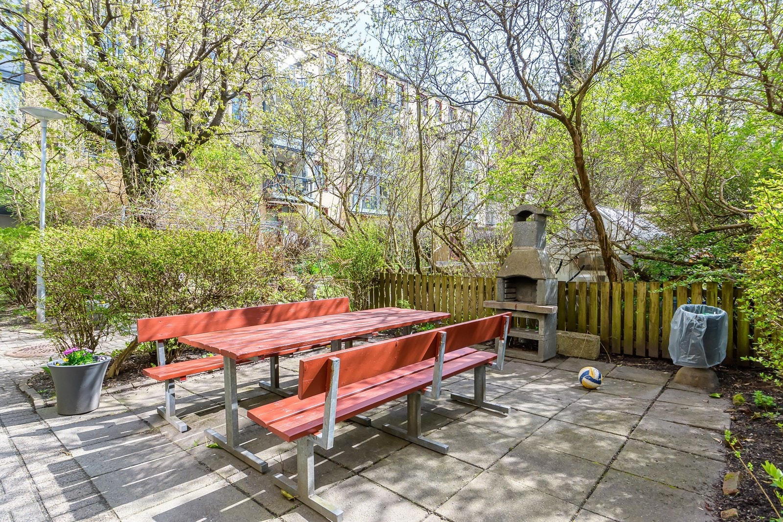 Det er flere sittebenker og felles utegrill. Galleribilde