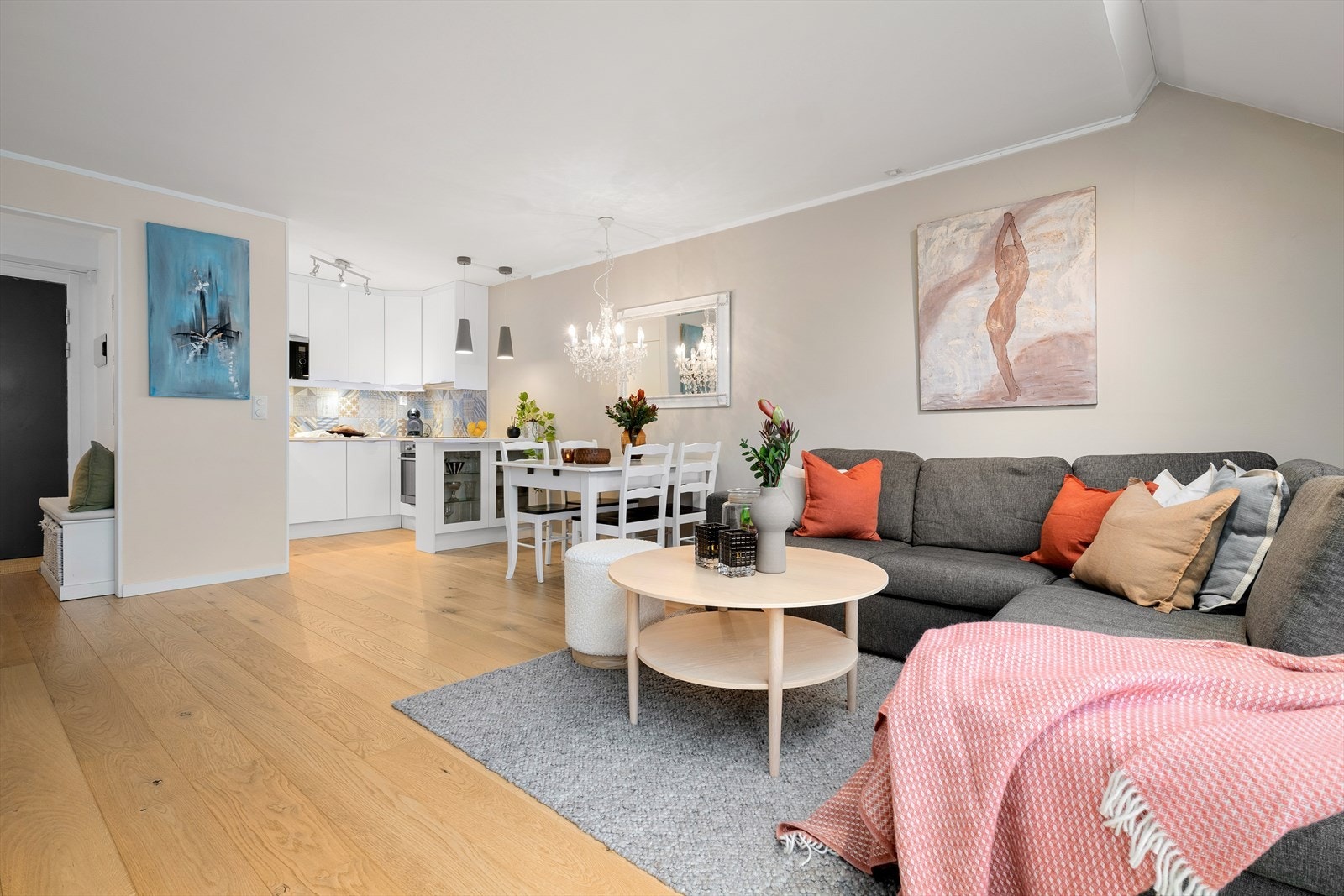 De åpne og sosiale planløsningen gir deg følelsen av ekstra god plass, og skaper samtidig en god flyt i hverdagen. Galleribilde