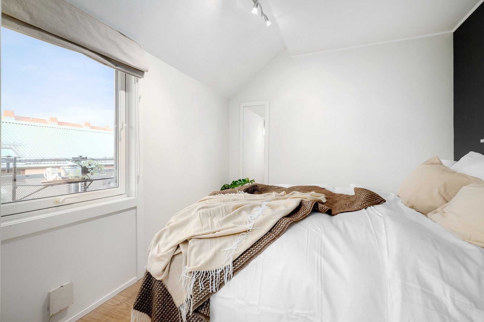 Rommet ligger svært skjermet og nyter rikelig med lys fra det store vinduet. Galleribilde