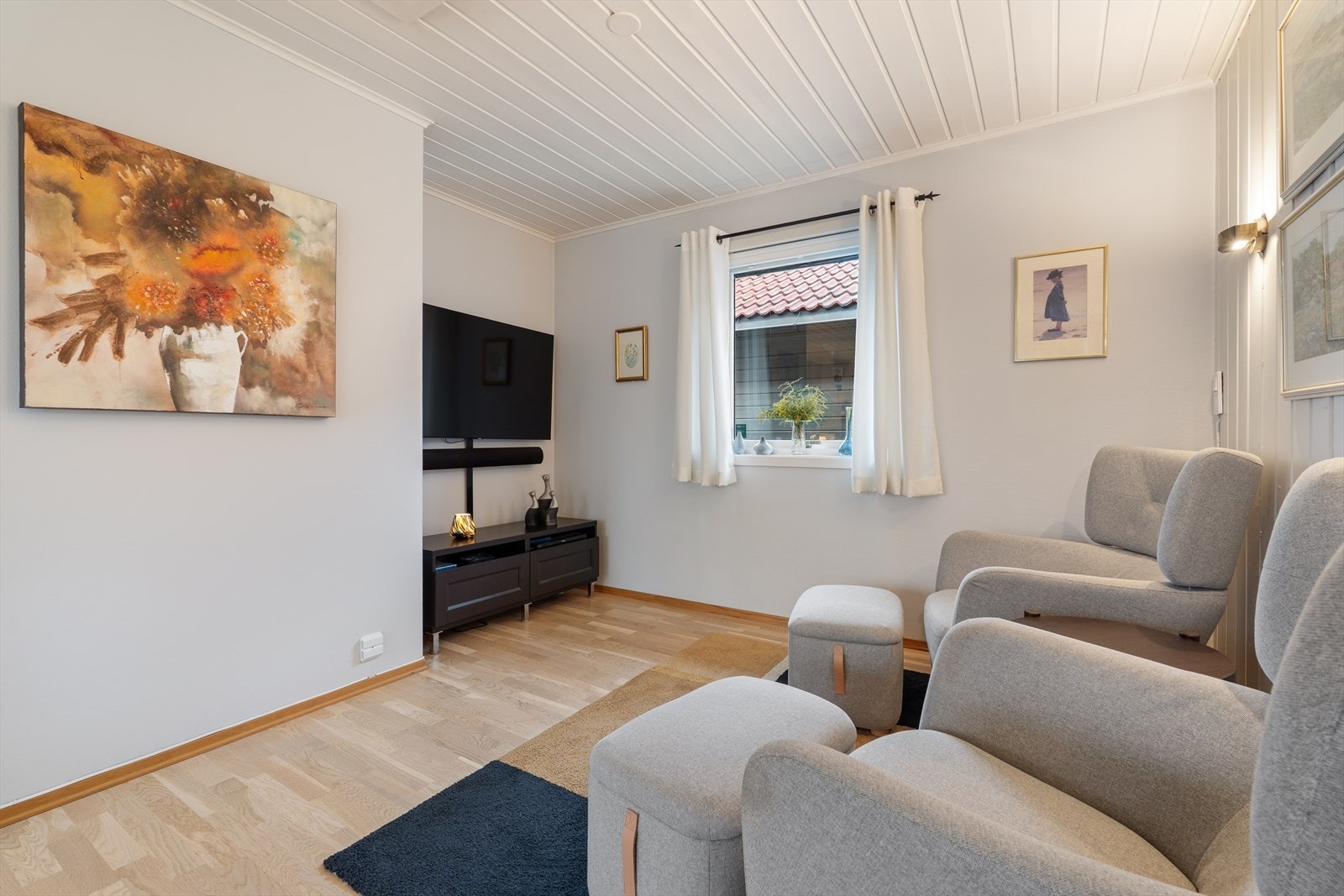 Tv-stuen, som opprinnelig er et soverom er innlemmet i stuen. Dette kan enkelt tilbakestilles hvis ønskelig. Galleribilde