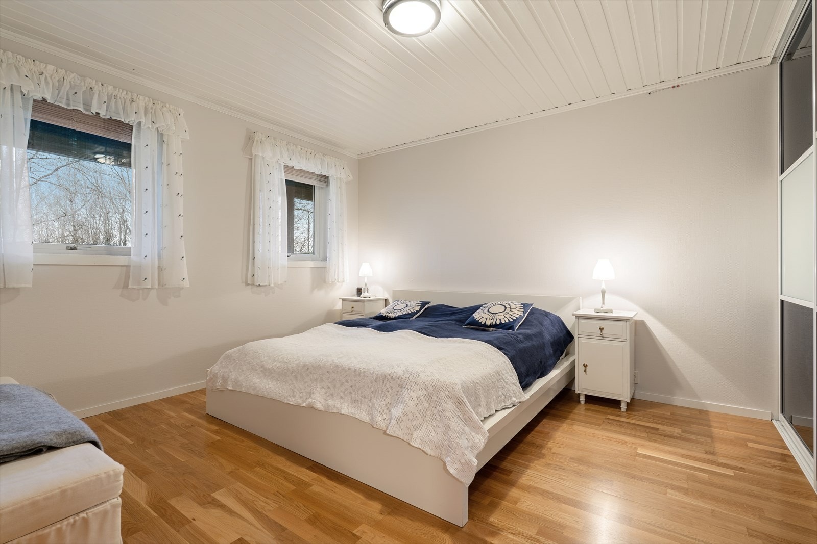 Det er gode oppbevaringsmulighter i garderobe. Galleribilde