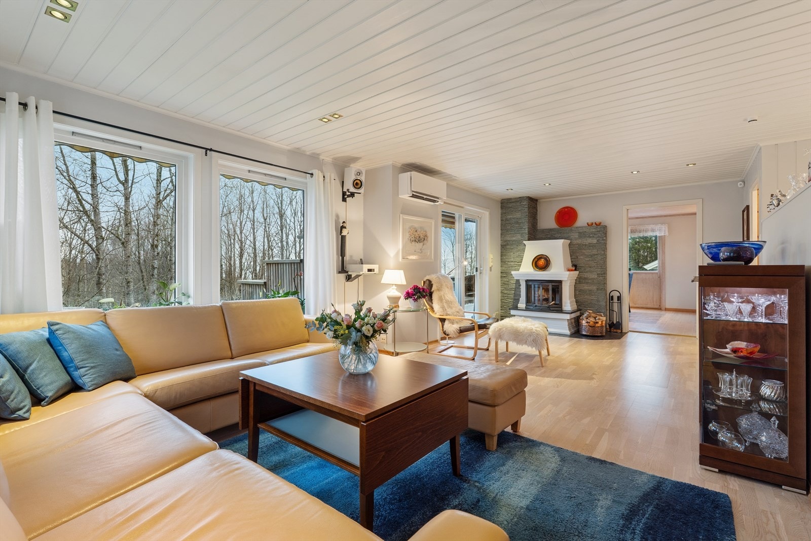 Stuen har pene overflater med parkett på gulv og lys panel vegger. Utgang til usjenert terrasse på baksiden av boligen. Galleribilde