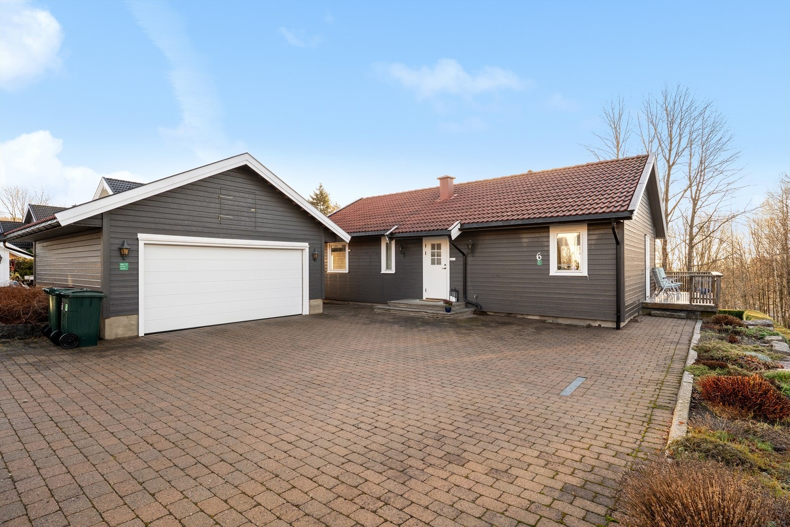 Eiendommen er pent opparbeidet med belegningsstein fra innkjørselen og helt frem til inngangspartiet. Galleribilde