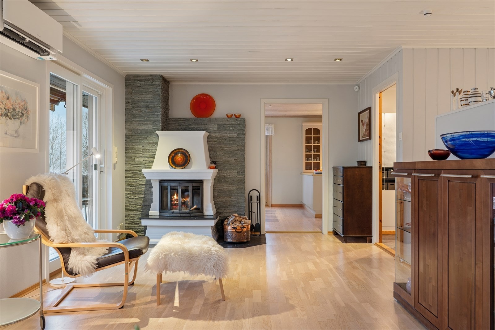 Koselig peis samt utgang til terrassen fra stuen. Galleribilde