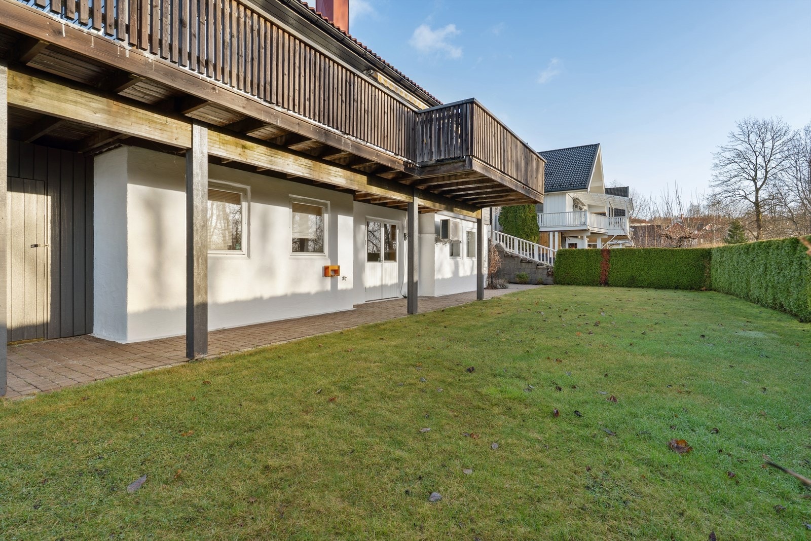 En innholdsrik enebolig med flott og skjermet beliggenhet på Tranby. Fra boligen er det gangavstand til Hennummarka barneskole, barnehage, fotballbane og lysløype. Galleribilde