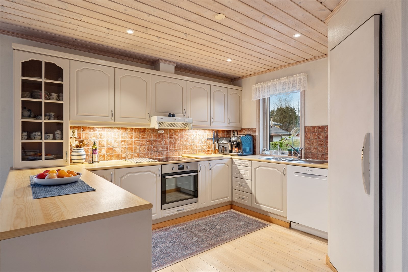 Stort og praktisk kjøkken med integrert stekeovn, keramisk topp, og kjølehjørne. Galleribilde