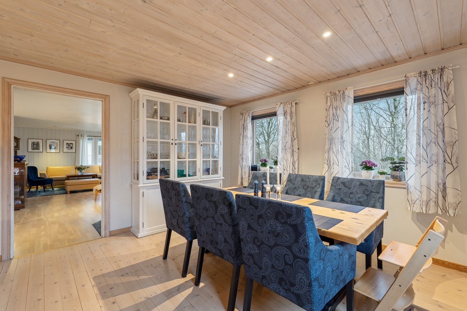 Rommet er av god størrelse, og har god plass til spisebord. Galleribilde