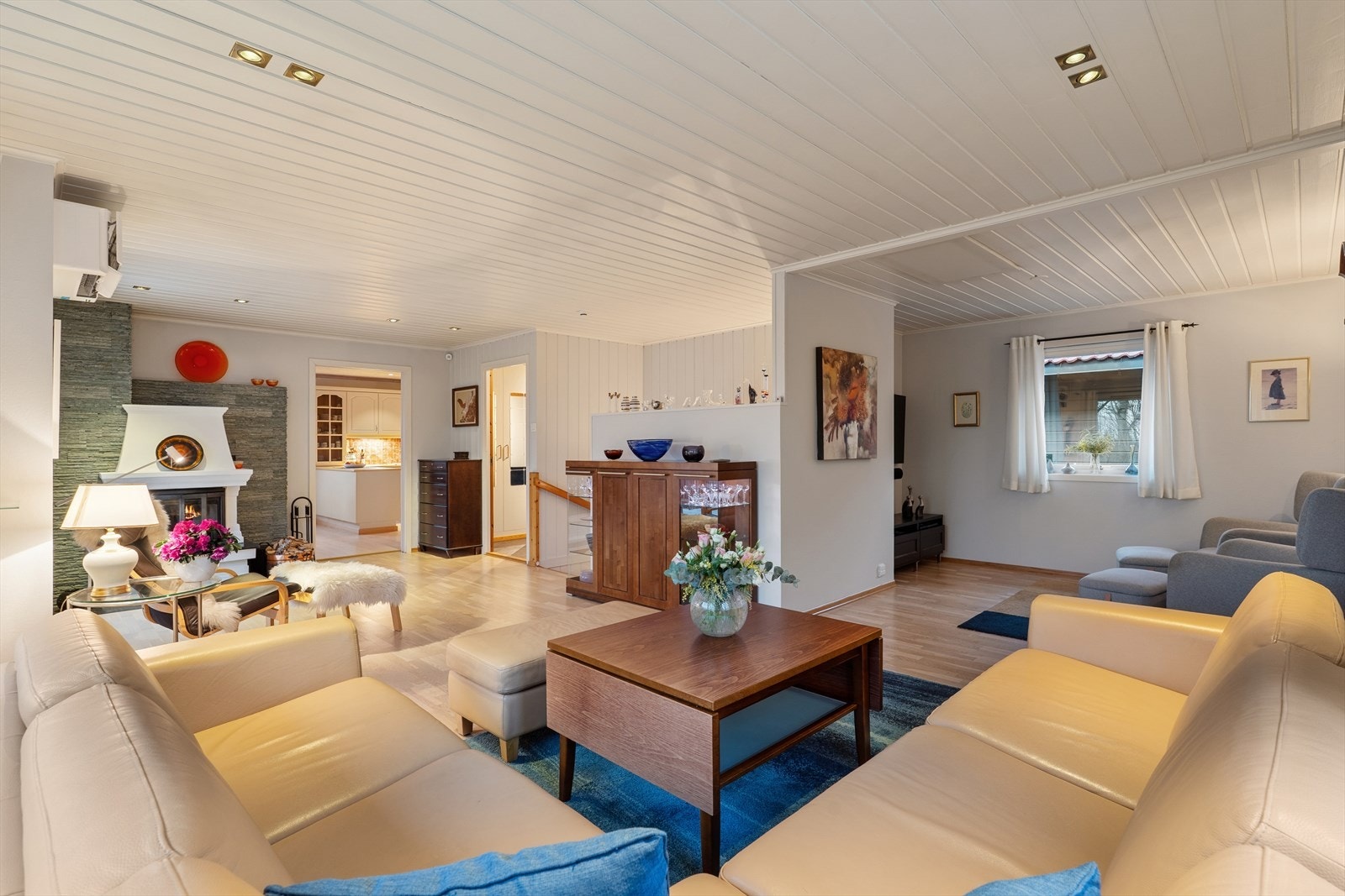 Boligen har stor stue med god plass til både spisebord og sofagruppe. Galleribilde