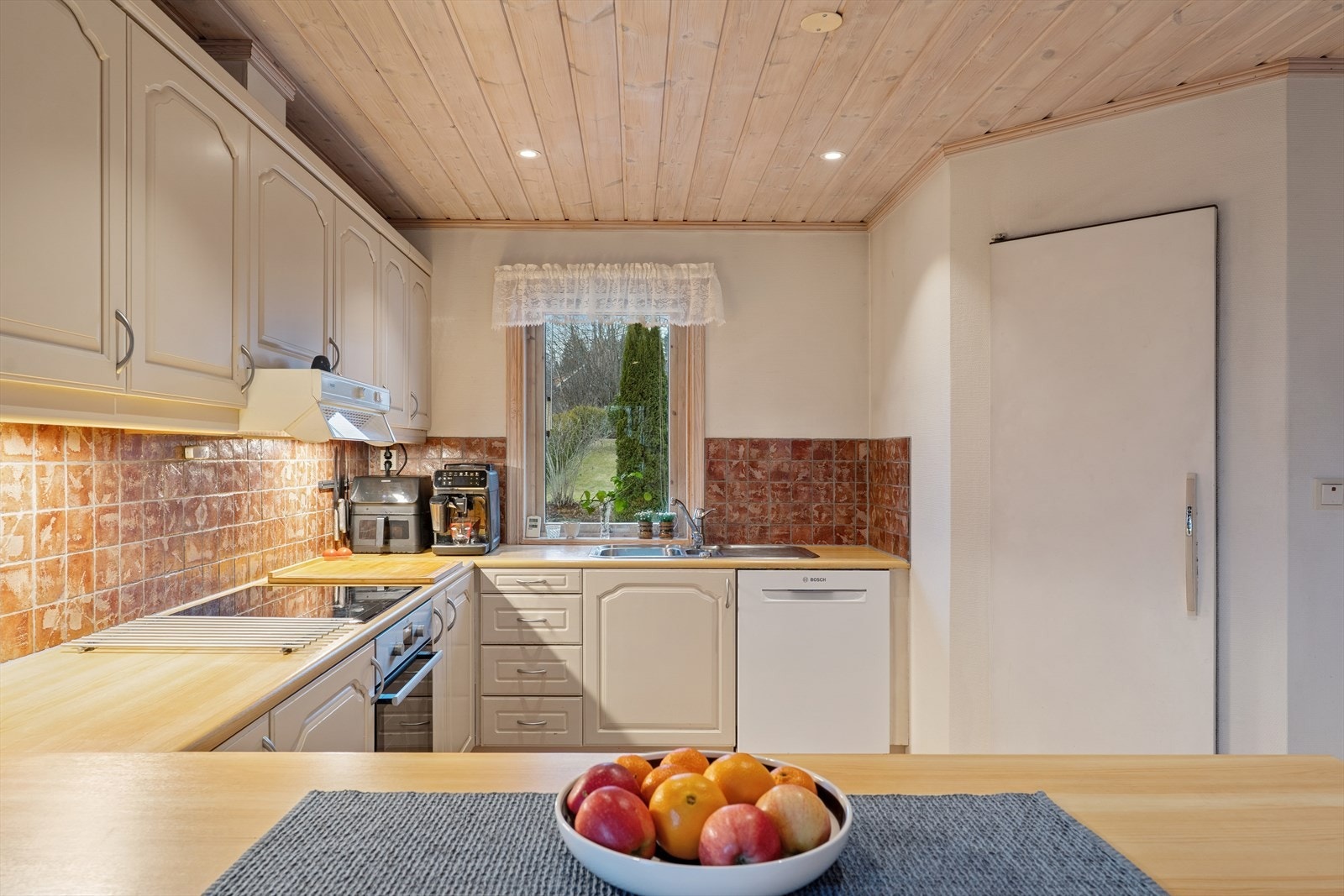 Kjøkken med pen profilert innredning med god plass til oppbevaring. Galleribilde