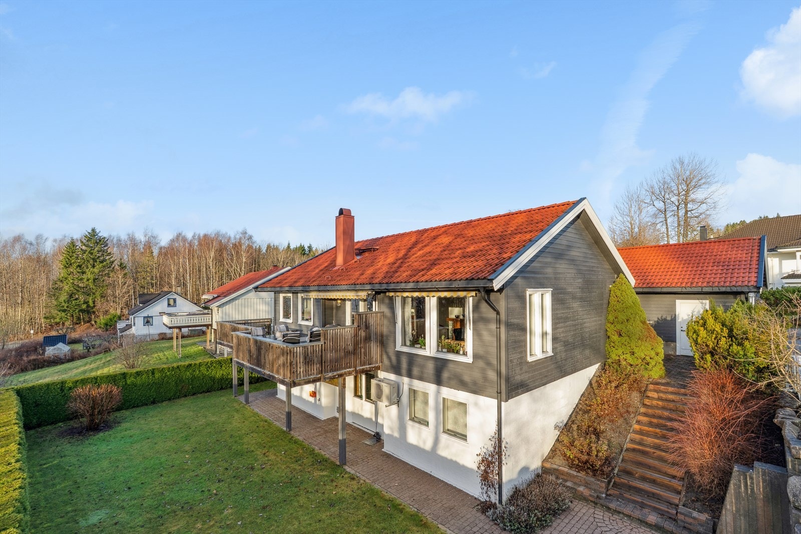 Flott beliggenhet i et veletablert og rolig boligområde på Tranby i Lier kommune. Galleribilde