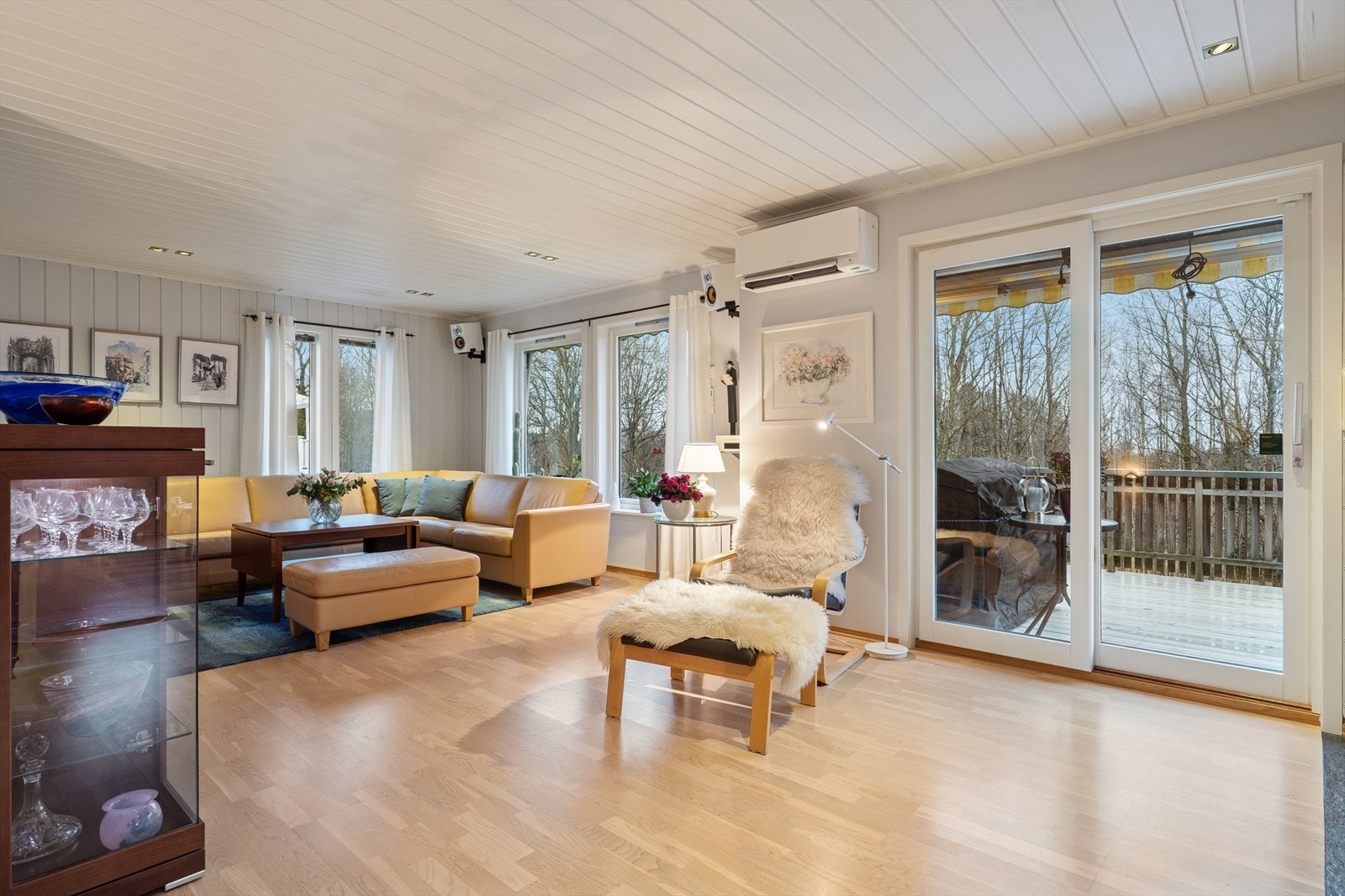 Hennumbråtan 6 er en pen enebolig med fin og solrik tomt. Flott beliggenhet i et veletablert og rolig boligområde på Tranby i Lier kommune. Galleribilde