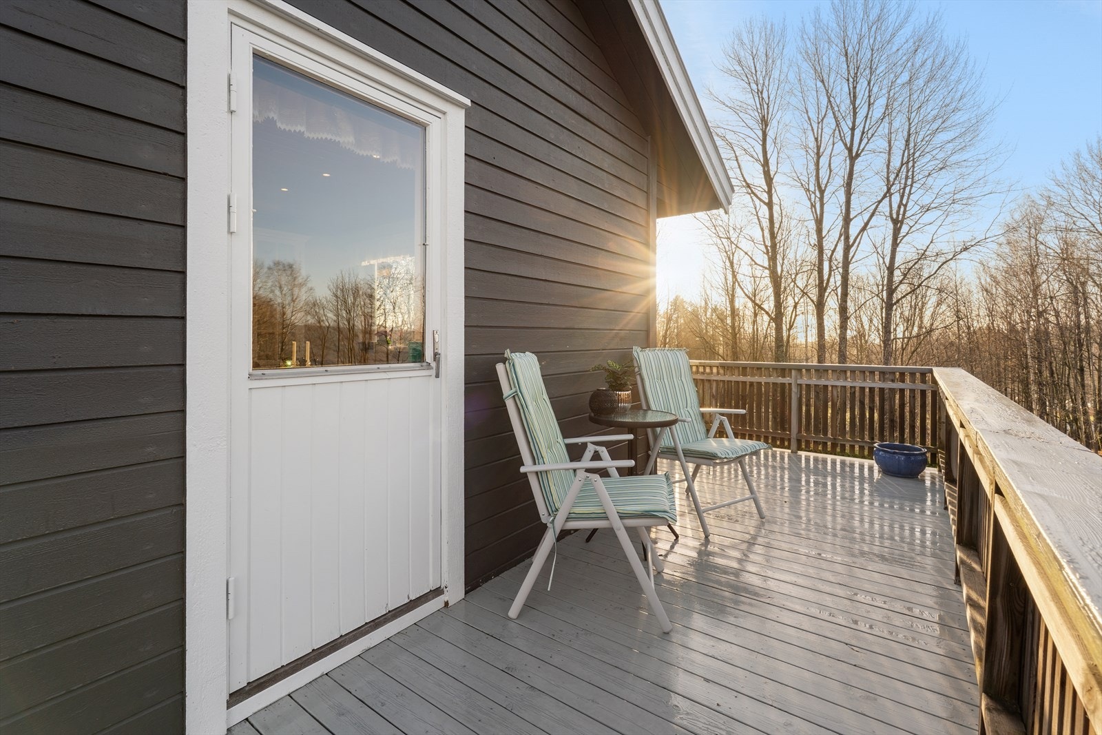 Fine uteplasser med utgang fra både kjøkken og stue. Galleribilde