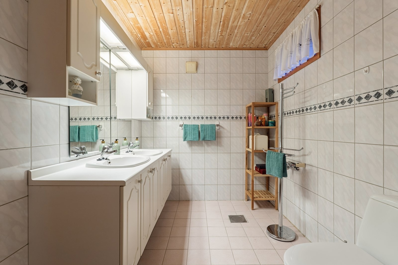 Badet er fra opprinnelig byggeår og fremstår lyst og tiltalende. Galleribilde