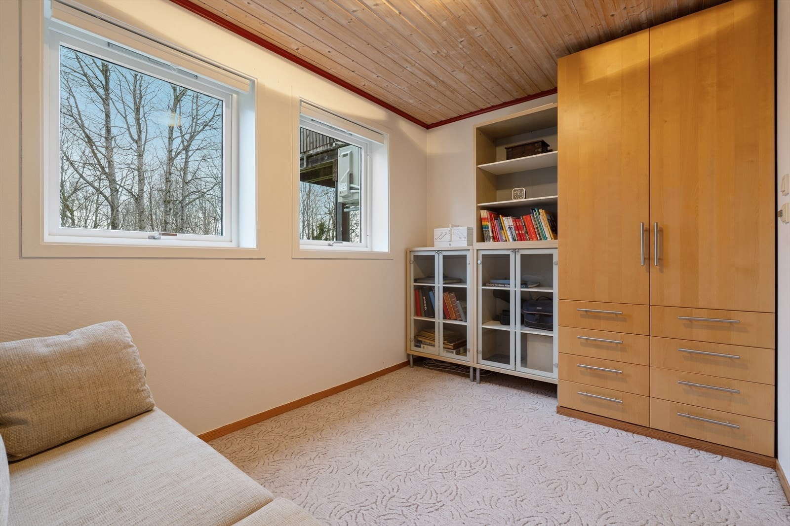 To soverom beliggende i underetasjen, og et i 1. etasje som i dag brukes som TV-stue. Galleribilde