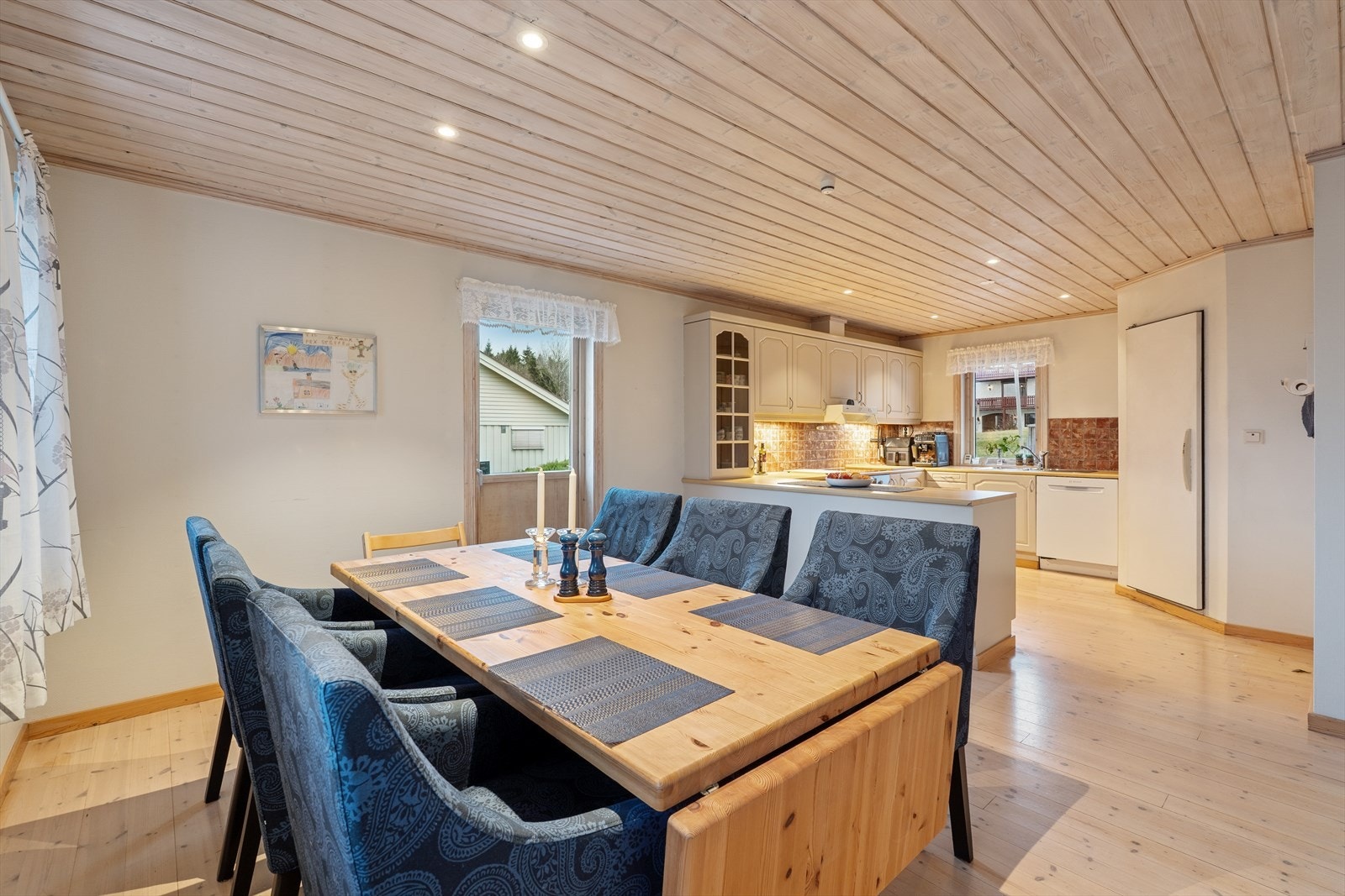 Fra kjøkkenet er det utgang til en usjenert terrasse på baksiden av boligen. Galleribilde