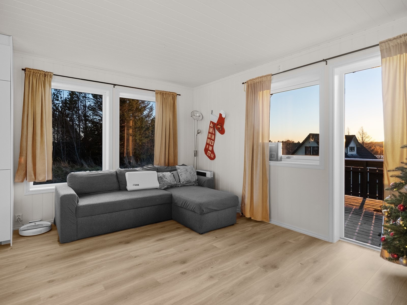 Lys og trivelig stue i utleiedel med store vinduer Galleribilde