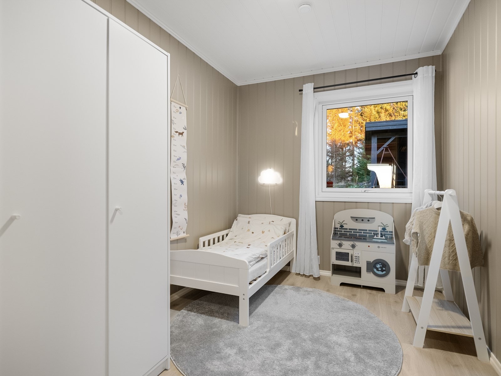 Barnerom med god plass til garderobeløsning Galleribilde