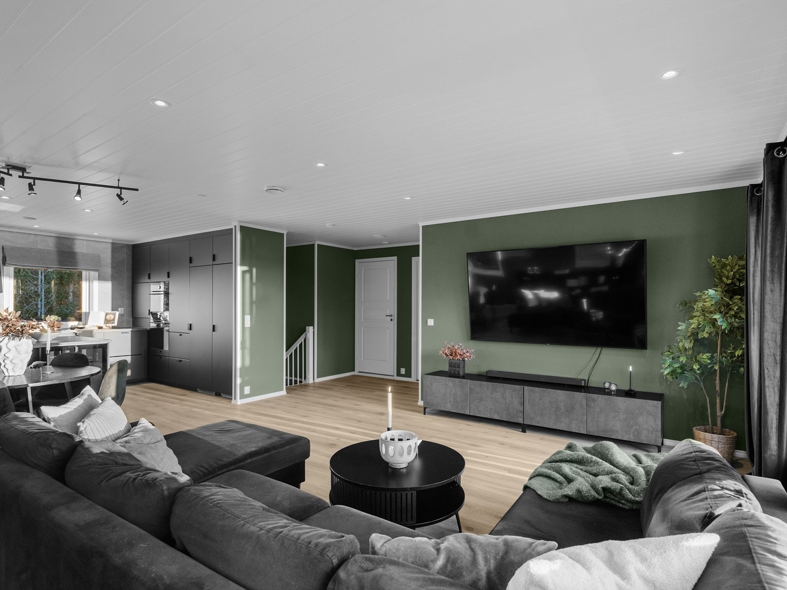 Stuerommet er på hele 36 kvm, noe som skaper god plass til både sofa- og spisegruppe Galleribilde