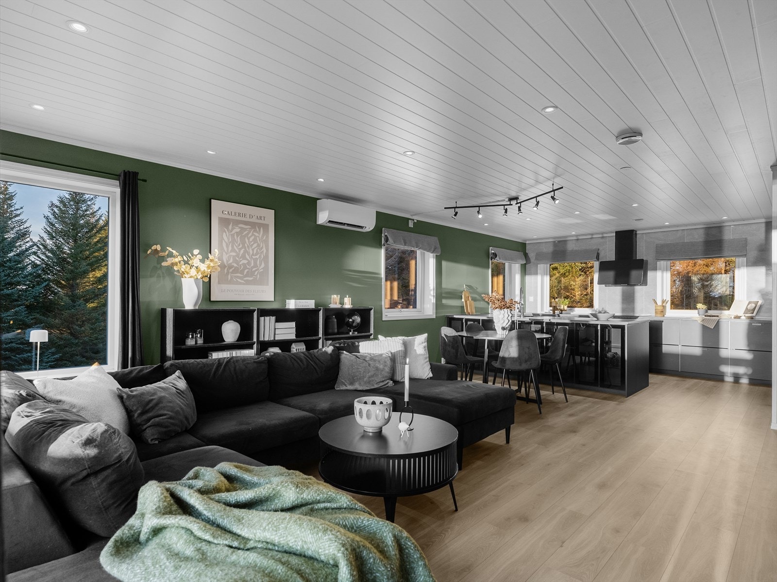 Lys og romslig stue med åpen løsning mot kjøkken Galleribilde