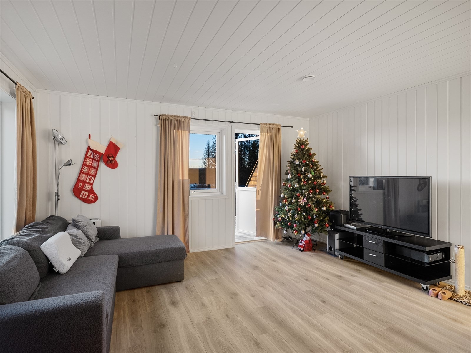 Stue og kjøkkenløsningen i utleiedelen er på 27,5 kvm Galleribilde