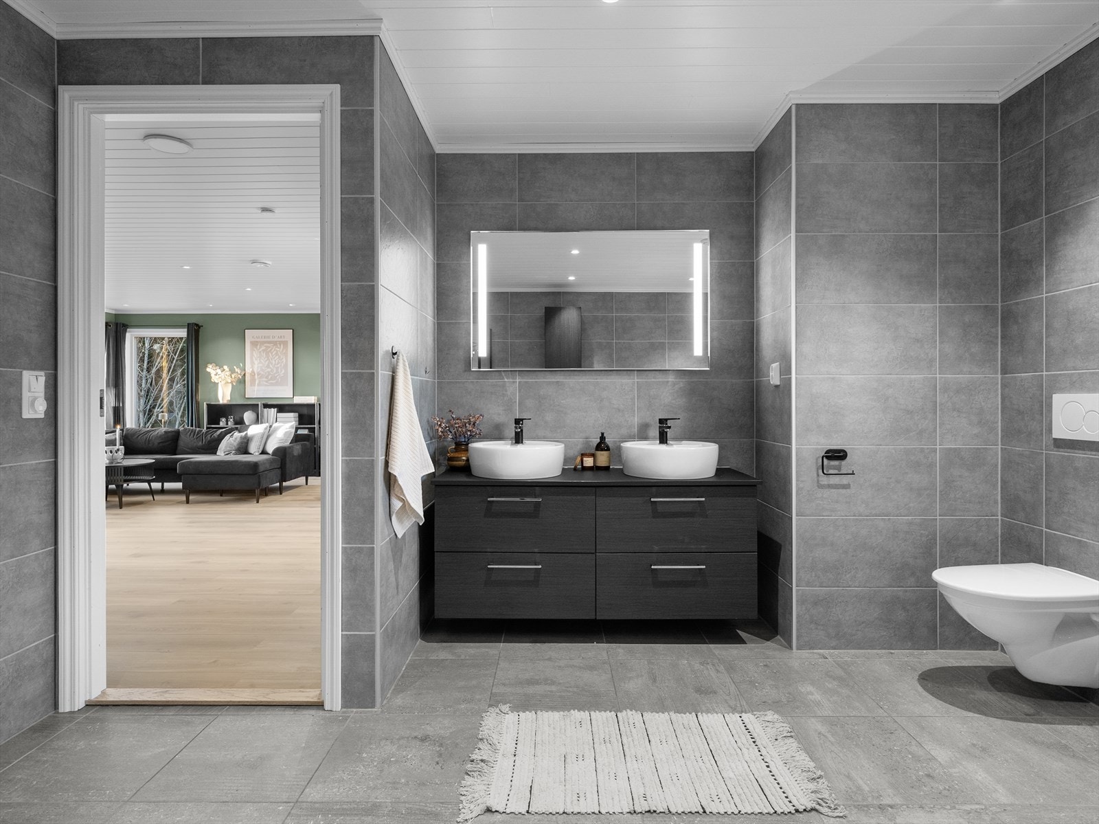 Praktisk baderomsinnredning med dobbel servant Galleribilde