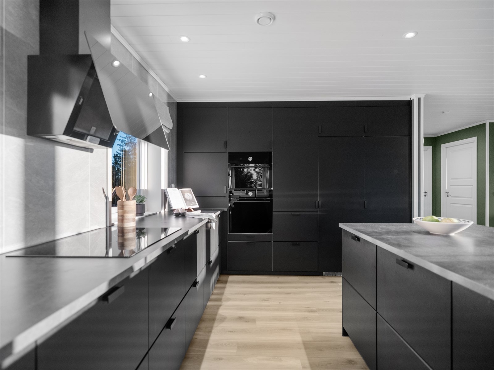 Stilfullt sort kjøkken med integrerte hvitevarer Galleribilde
