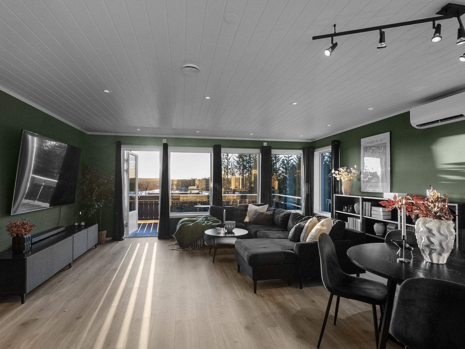 Store vindusflater gir et lyst og trivelig oppholdsrom Galleribilde