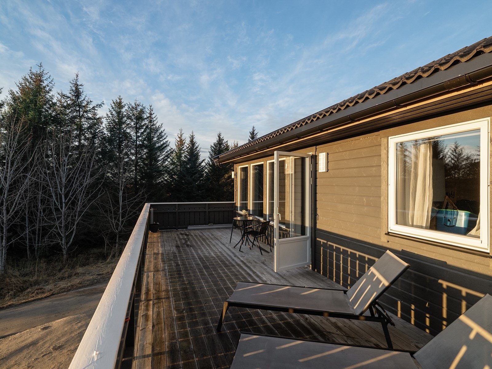 Terrassen er på hele 28 kvm Galleribilde