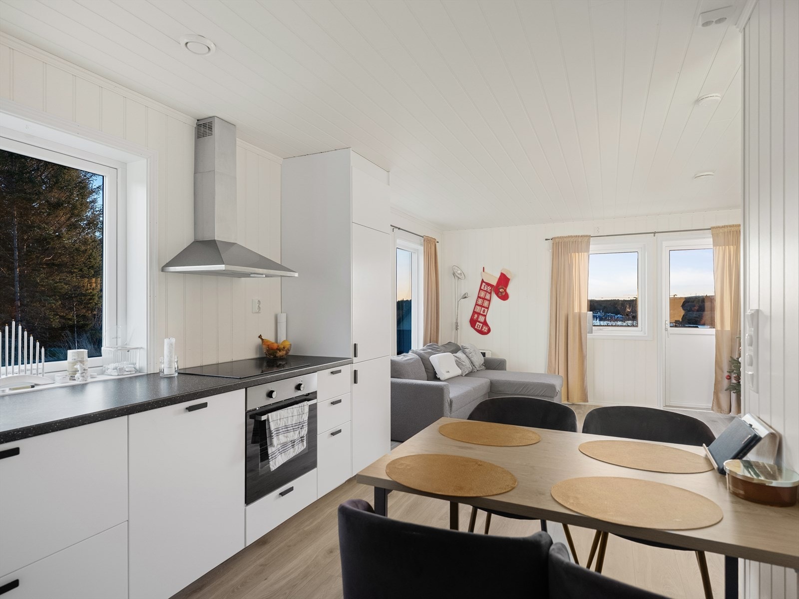 Åpent kjøkken med plass til både matlaging og sosialt samvær Galleribilde