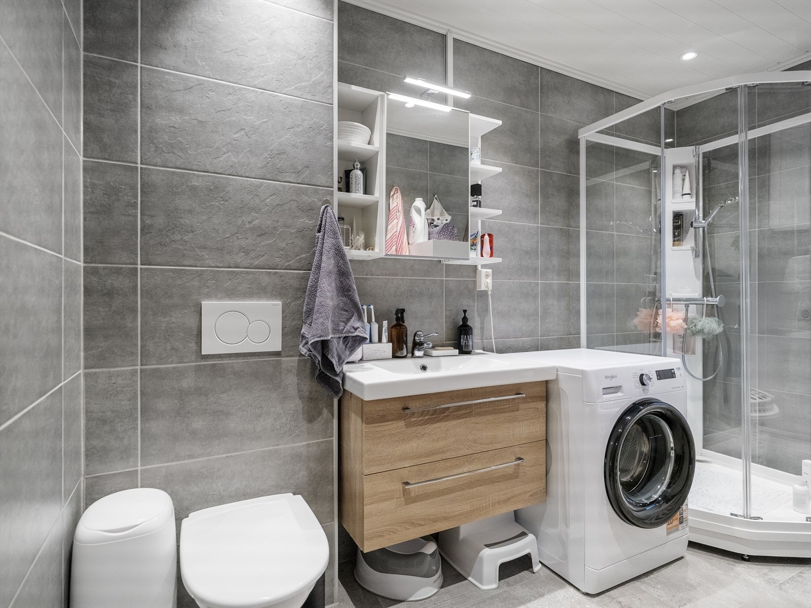 Det er satt inn dusjkabinett, dette skåner baderommet for vann direkte på flis Galleribilde