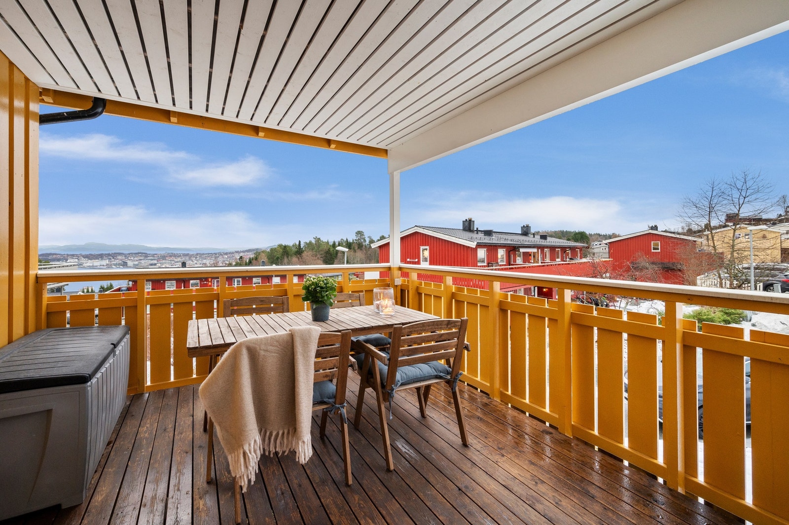 Terrassen er overbygd og vil på sommerstid oppleves som en fin forlengelse av stuen. Selger opplyser om solgang på eiendommen fra tidlig morgen til ca. kl. 19:30 på sommerstid. Galleribilde