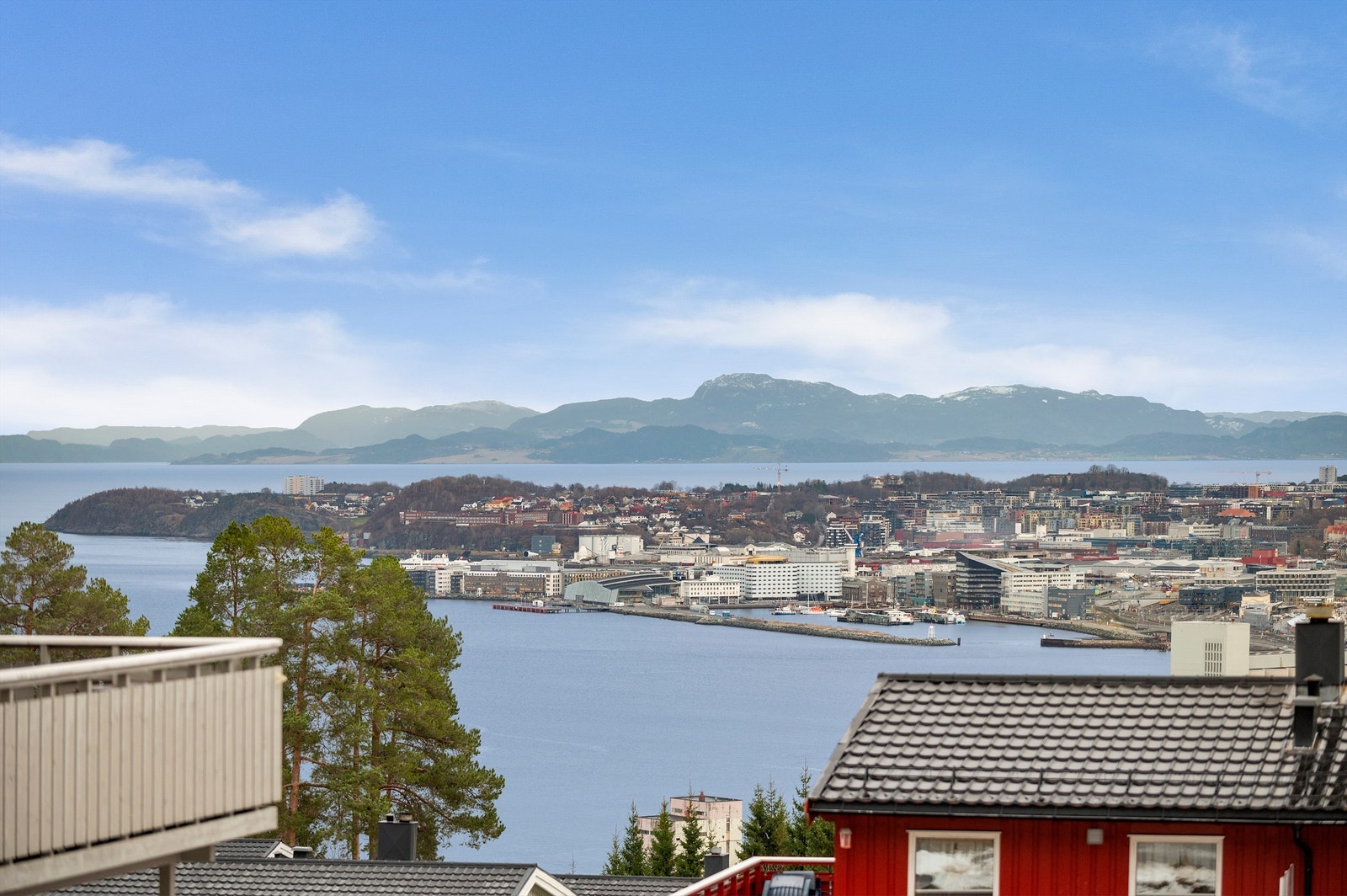 Her kan man nyte en fantastisk utsikt mot Trondheimsfjorden, Fosenalpene og sentrum. Galleribilde