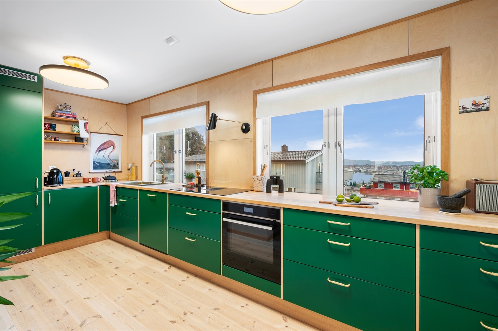 Kjøkkenet ligger naturlig tilbaketrukket fra stuen og er innredet med nydelig Epoq kjøkkeninnredning fra 2022 med glatte fronter og benkeplate av tre. Galleribilde