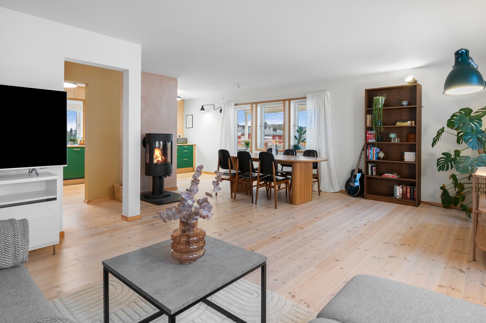 Boligen er oppvarmet med peisovn i stue og elektrisitet. Peisovnen er ny fra 2022 og i forbindelse med utskifting ble pipe med stålrør renovert. Galleribilde