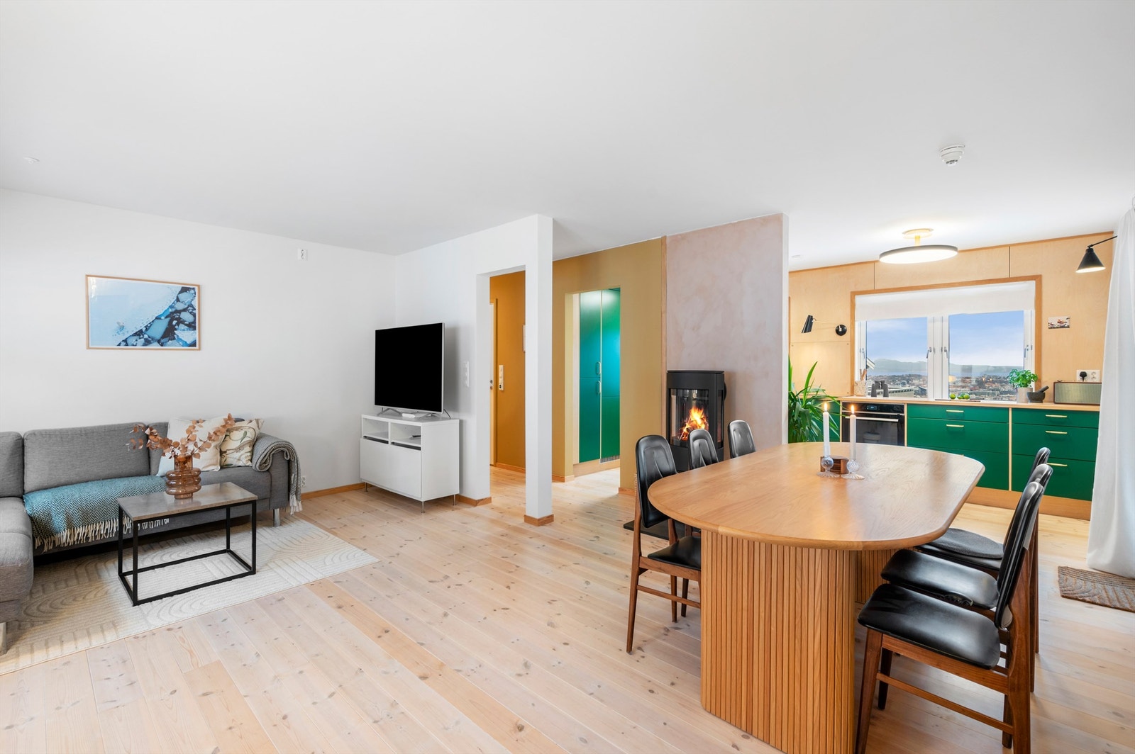 Leiligheten er gjenstand for betydelig oppussing i 2022, med blant annet lyd- og etterisolering, oppgradering av flater og bad samt ny kjøkkeninnredning. Galleribilde