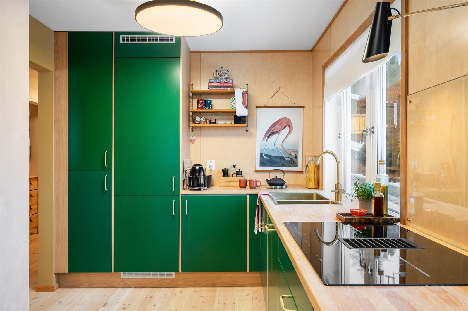 Videre er kjøkkenet utstyrt med integrert stekeovn, platetopp, oppvaskmaskin samt kjøleskap med fryser og har rikelig med skap- og benkeplass. Galleribilde