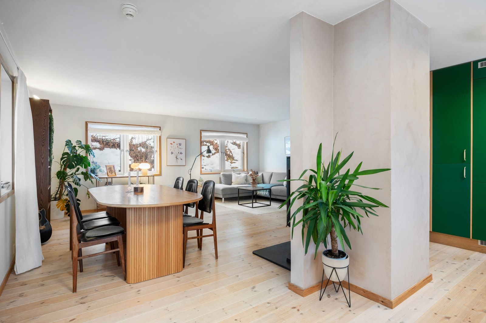 Stuen har god plass til stor sofagruppe med tilhørende TV-møblement samt spisegruppe. Galleribilde