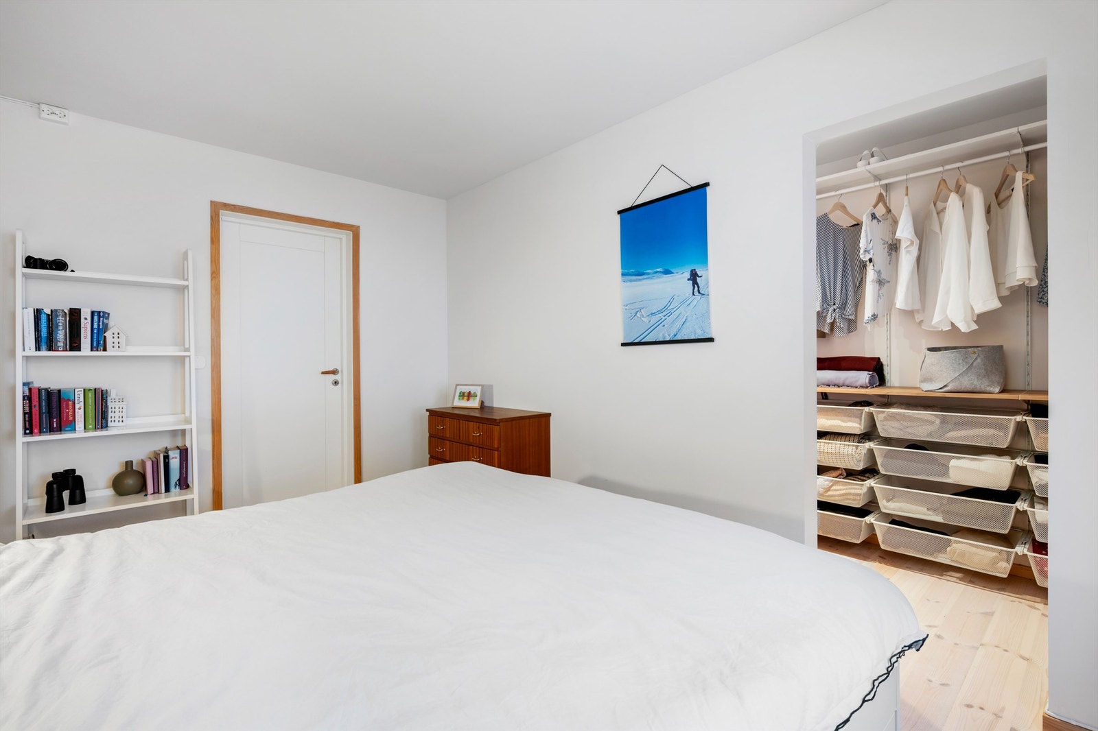 Det ene soverommet er vendt mot den rolige bakhagen, mens det andre soverommet vender mot fjorden og utsikten Galleribilde