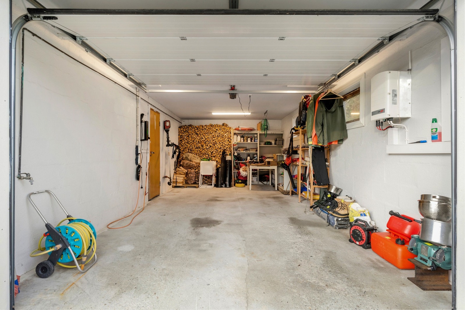 Garasje med ellbilader og stålport Galleribilde