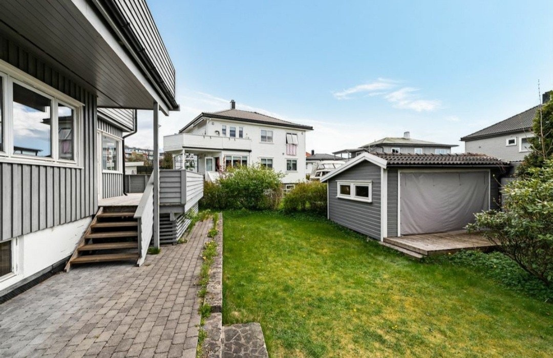 Hage med Hagestue Galleribilde