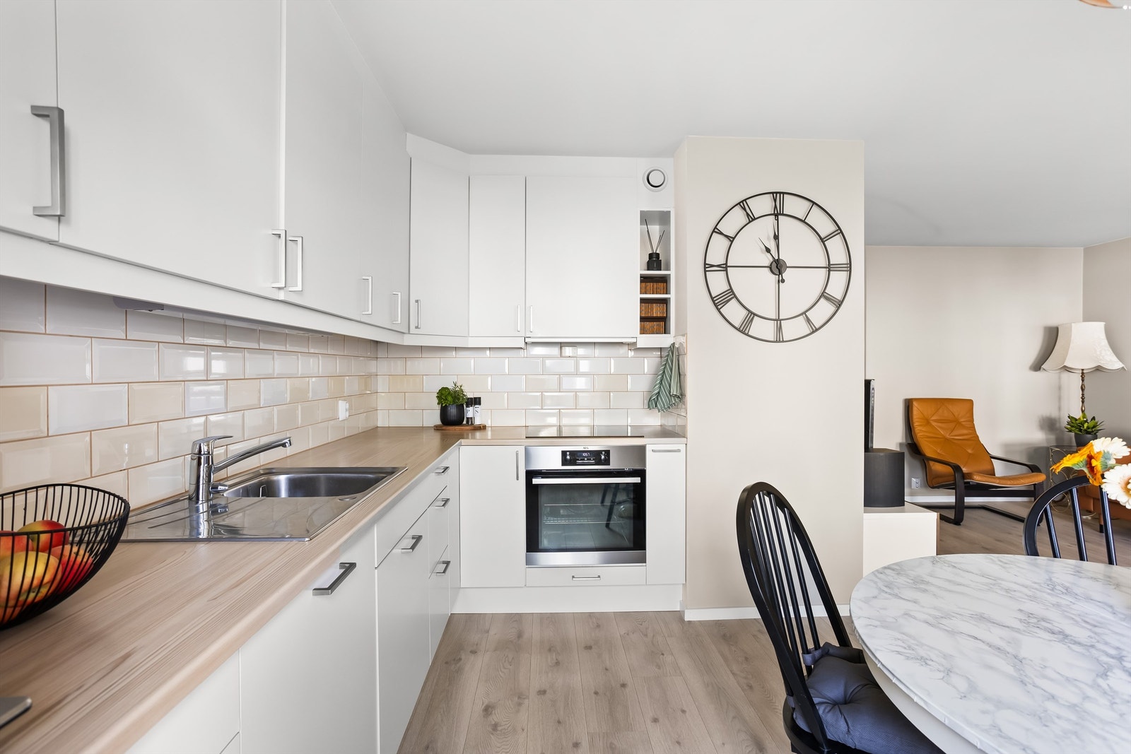 På kjøkkenet er det godt med skap- og benkeplass. Benkeplaten er av laminat. Galleribilde