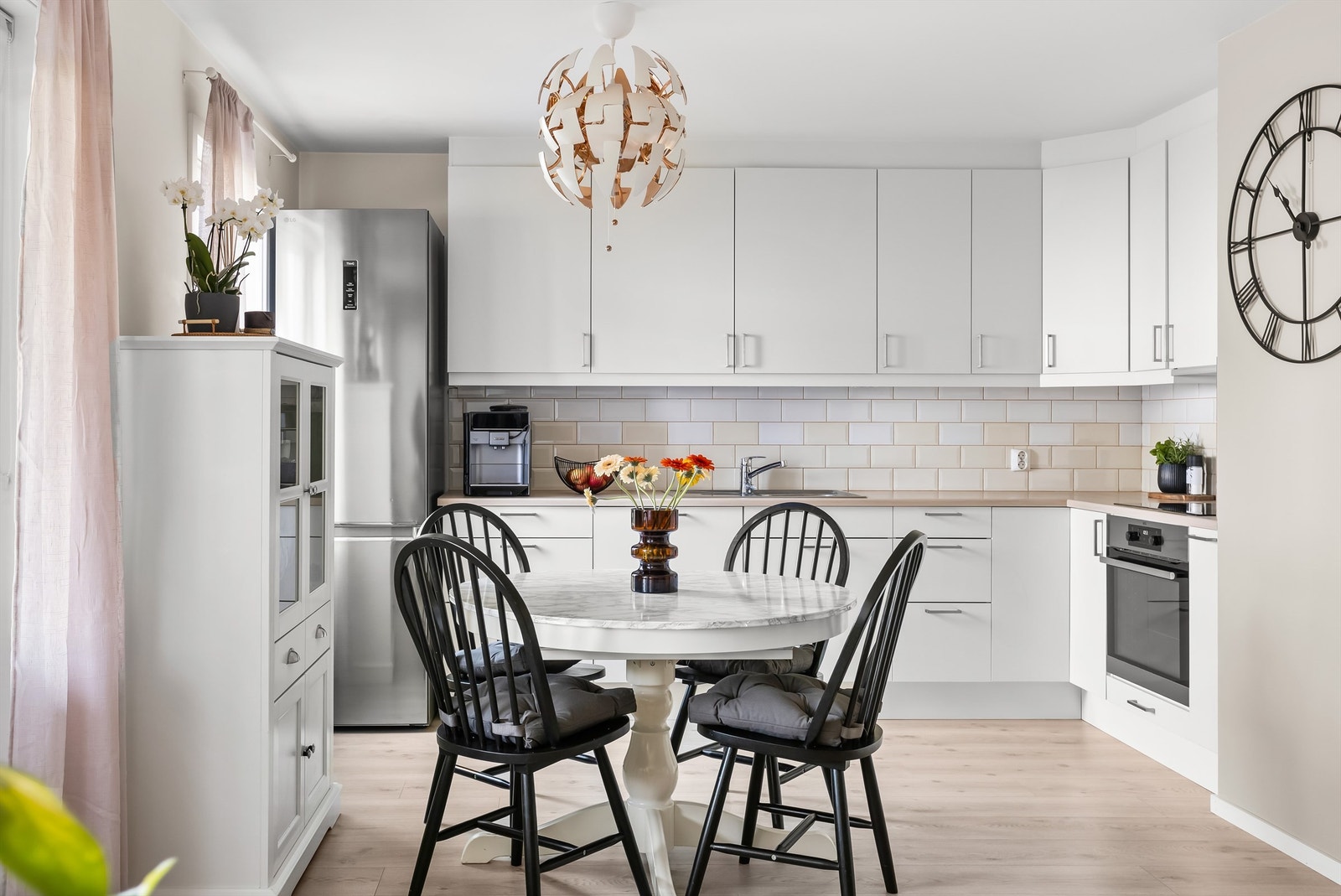 Det er rikelig med benkeplass, som gir god funksjonalitet og rom for matlaging. Galleribilde