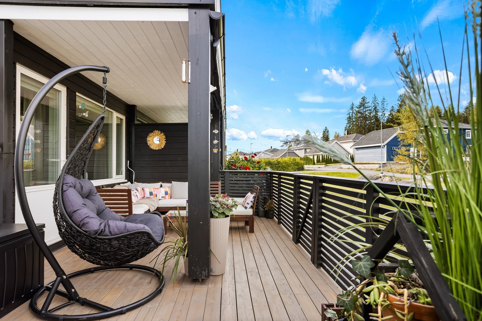 Den vestvendte terrassen byr på solfylte ettermiddager og lange, varme sommerkvelder. Et perfekt sted å nyte utsikten, roen og de gylne solnedgangene. Galleribilde