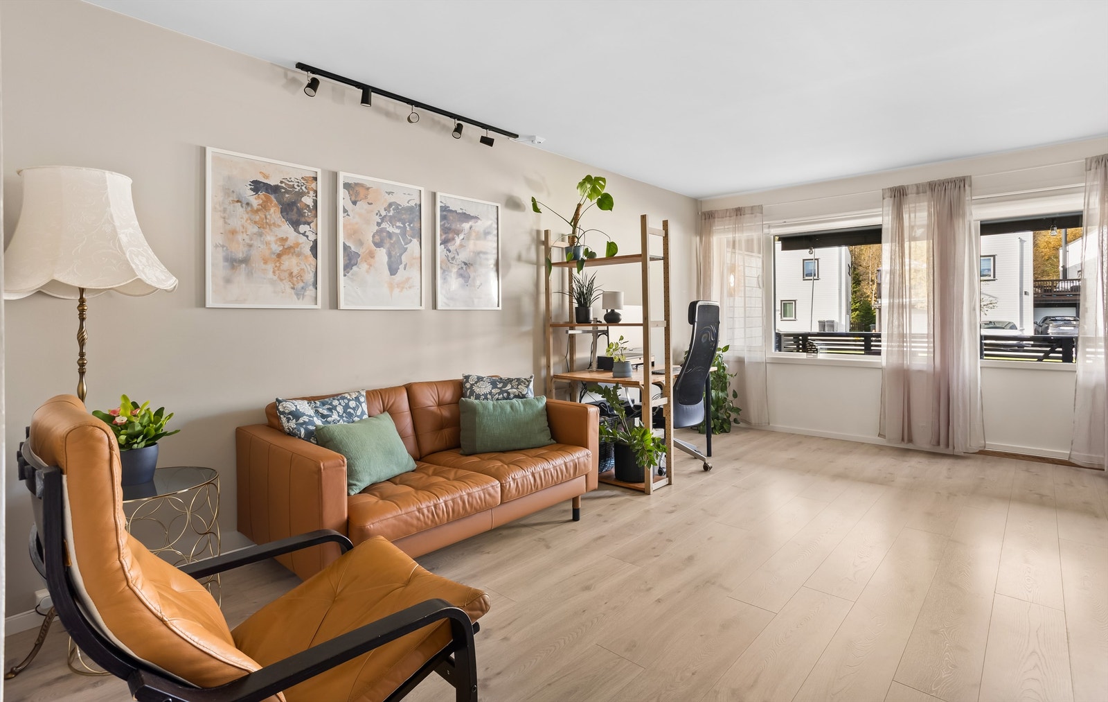 Lys og luftig stue med store vindusflater. Galleribilde