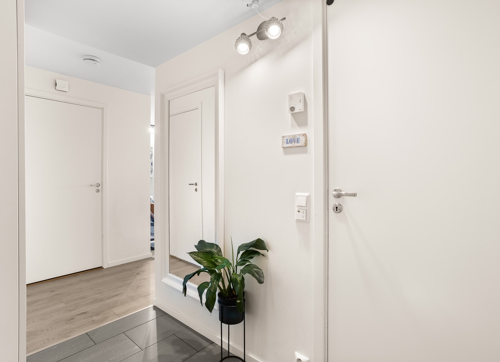 Boligens entré har varmekabler i gulvet. Videre er det en innvendig bod for ekstra oppbevaring. Galleribilde